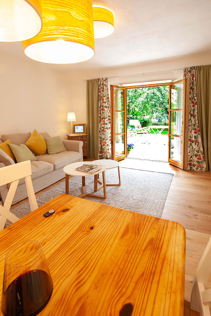 fewo-uebersee-blick-aus-dem-wohnzimmer