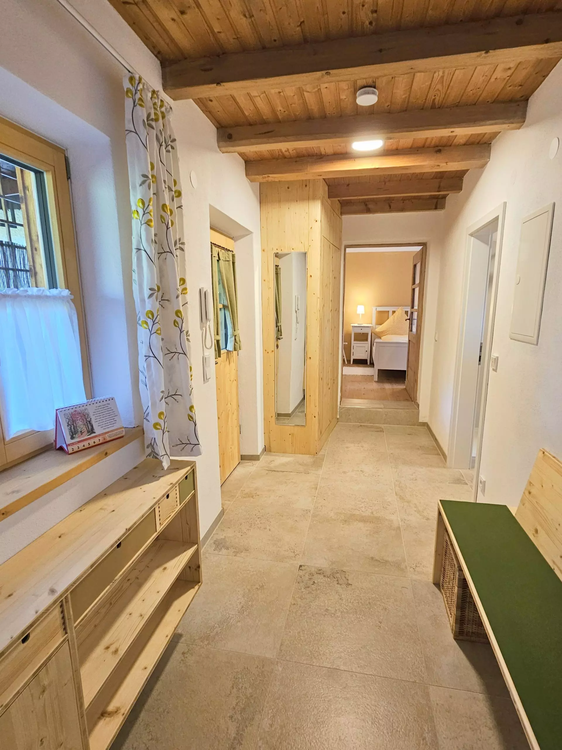 Ferienwohnung Gärtnergassl am Chiemsee Blick zum Balkon